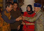 Satar Miskan, salah seorang pelestarian kesenian Mamanda di Samarinda, menerima penghargaan Sultan Award 2009 dari Sultan Kutai HAM Salehoeddin II