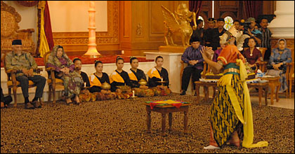 Suguhan tari Topeng Kemindu dari salah seorang cucu Sultan Kutai turut menyemarakkan acara Kaseh Selamat Ultah ke-85 dan 10 Tahun Naik Tahta Sultan HAM Salehoeddin II