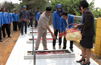 Plt Sekkab Kukar H Marli bersama pengurus KNPI Kukar melakukan ziarah di TMP Bukit Biru usai upacara peringatan Hari Sumpah Pemuda ke-87