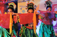 Aksi para penari Sanggar Tari Adilla Indonesia yang sukses menghibur warga Tenggarong