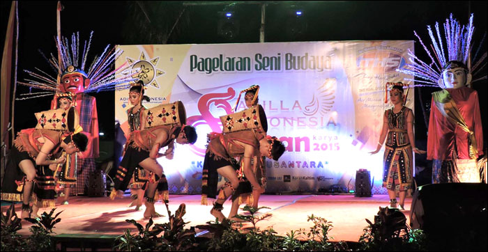 Pagelaran Seni Budaya Kampoeng Nusantara disuguhkan Sanggar Tari Adilla Indonesia dalam rangka menyemarakkan hari jadinya yang ke-8, Sabtu (19/12) malam lalu, di Tenggarong 