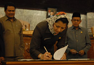 Disaksikan Pj Bupati Sulaiman Gafur (kanan), Ketua DPRD Kukar Rita Widyasari menandatangani pengesahan APBDP Kukar 2009