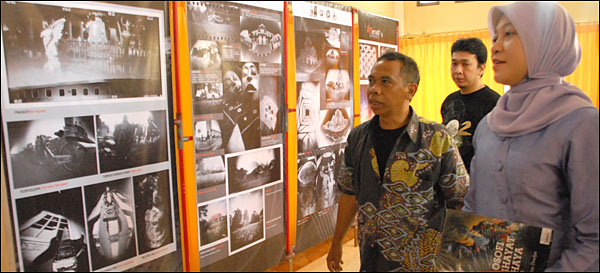 Kepala Disbudpar Kukar Sri Wahyuni saat meninjau pameran foto ARTernatif didampingi pendiri KLJI, Ray Bachtiar Dradjat