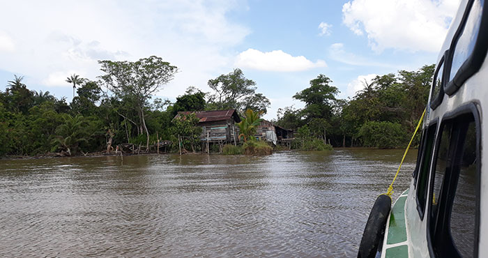 Di kawasan Delta Mahakam yang terpencil inilah warga Samarinda, Burhanuddin dan keluarganya tinggal untuk mencari nafkah