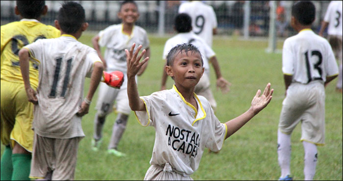 Kegembiraan anak-anak desa Loa Duri Ilir yang tergabung dalam SSB Nostalgia A usai memastikan gelar Juara I pada penyisihan Aqua DNC 2017 Zona Kukar