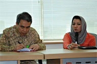 Jaja Sukirman dari BPKP Pusat dengan seksama mendengarkan permasalahan T3D Kukar yang disampaikan Bupati Rita Widyasari