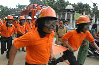 Tim SAR BPBD Kukar diterjunkan untuk mengevakuasi korban tanah longsor
