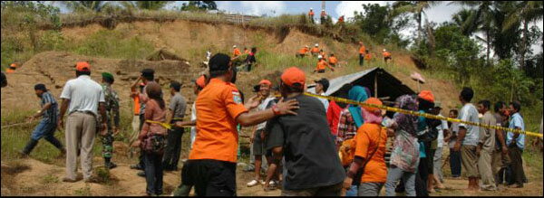 Suasana simulasi penanganan bencana tanah longsor di Kelurahan Maluhu, Tenggarong, Selasa (27/11) kemarin