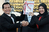 Ketua BPK RI Rizal Djalil saat menyerahkan hasil laporan keuangan Pemkab Kukar tahun 2012 dengan Opini WTP kepada Bupati Rita Widyasari