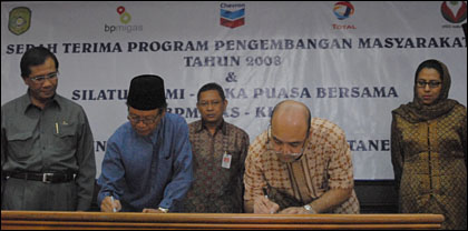 Kepala Perwakilan BPMIGAS Kalimantan-Sulawesi Agus Suryono (kiri) menyaksikan penandatanganan berita acara serah terima program Pengembangan Masyarakat 2008 dari Chevron Indonesia yang diwakili Suta Vijaya
