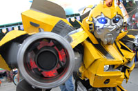 Salah satu peserta karnaval Pesta Rakyat Simpedes dengan kostum a la robot di film Transformer