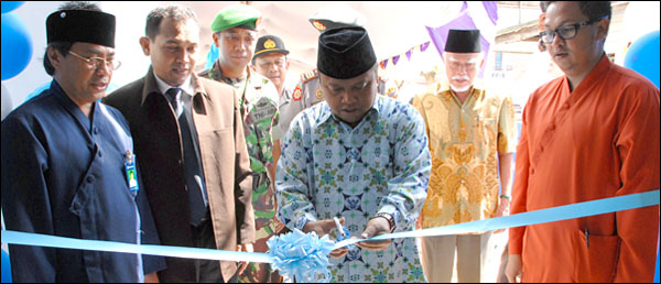 Peresmian BRI Syariah KCP Tenggarong ditandai dengan pengguntingan pita oleh Asisten IV Setkab Kukar H Bahrul