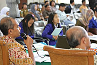 Salah seorang juri mengajukan pertanyaan kepada finalis LKIR yang digelar Balitbangda Kukar, Sabtu (15/10) lalu