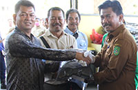 Sekkab Kukar Sunggono (kanan) secara simbolis pembelian perdana pupuk organik produksi Bank Sampah Sehat