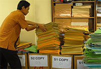 Bagian Kesra Setkab Kukar bakal mengirim 7 petugasnya untuk mengumpulkan berkas pendaftaran beasiswa mahasiswa Kukar di 7 kota di Indonesia