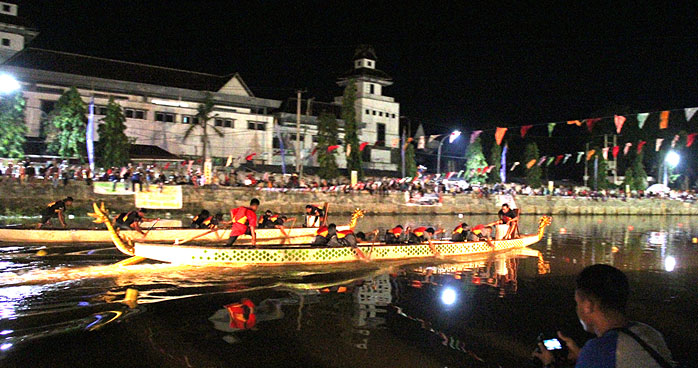Gelaran lomba perahu naga di sungai Tenggarong mendapat perhatian antusias dari warga 