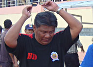 Benny Dolo saat menangani Arema Malang dalam laga Divisi I Liga Indonesia 2004 menghadapi Mitra Kukar di Stadion Rondong Demang Tenggarong