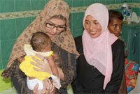 Didampingi Direktur RSUD AM Parikesit dr Martina Yulianti, Bupati Kukar Rita Widyasari menggendong bayi yang menjadi korban kekerasan pamannya sendiri