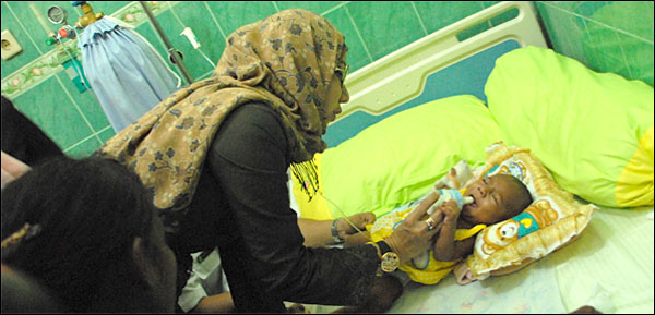 Bupati Rita Widyasari saat menjenguk bayi korban kekerasan yang masih dirawat di RSUD AM Parikesit, Tenggarong, Selasa (29/04) siang 