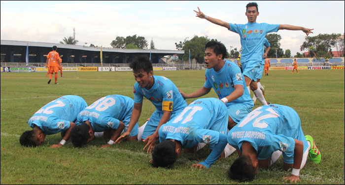 Selebrasi sujud syukur para pemain Tenggarong usai terciptanya gol oleh kapten tim Roy Fadlan 