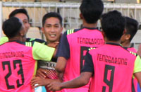 Selebrasi para pemain Tenggarong setelah Tigam membobol gawang Loa Kulu di menit 79