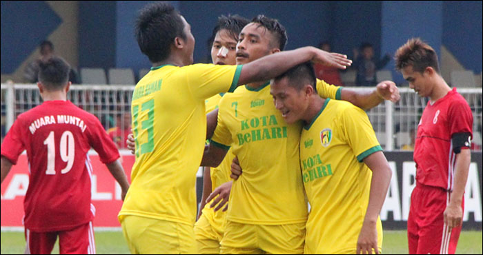 Para pemain Muara Kaman merayakan gol yang dicetak  Rahmat Taufik Hidayat