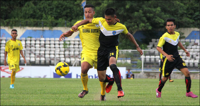Duel antara tim Muara Muntai (kuning) vs Loa Kulu di penyisihan grup Babak 12 Besar Bupati Cup 2017 yang berakhir imbang 1-1 di Stadion Rondong Demang, Tenggarong
