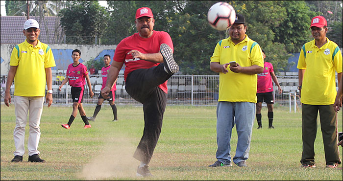 Bupati Kukar Edi Damansyah melakukan penendangan bola menandai dimulainya Babak 12 Besar Bupati Cup 2019 di Stadion Rondong Demang, Tenggarong