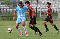 Salah seorang pemain Tenggarong Seberang (biru) mendapat pengawalan ketat dari pemain Sebulu