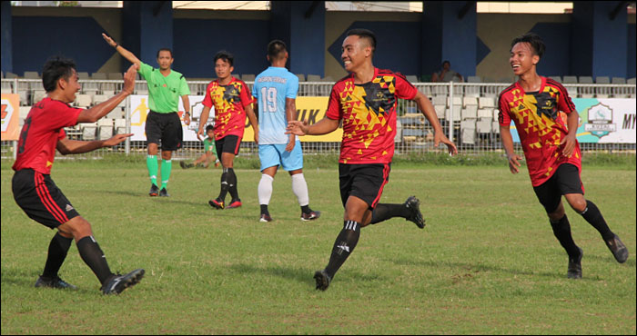 Para pemain Kecamatan Sebulu merayakan gol yang dicetak Ikhsan