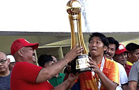 Kapten Tim Muara Kaman Ali Surahman menerima piala bergilir Bupati Cup dari Bupati Edi Damansyah 