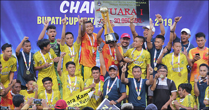 Tim Kecamatan Muara Kaman berhasil menyabet predikat juara Bupati Cup 2019 usai menundukkan Loa Kulu di laga final