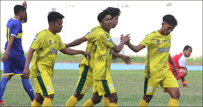 Pemain tim Kecamatan Muara Kaman merayakan gol yang dicetak M Rifaldi pada menit 18 ke gawang Loa Janan