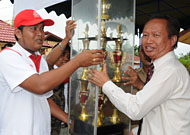 Pj Bupati Kukar Sjachruddin (kanan) menyerahkan Piala Bergilir Bupati Cup untuk diperebutkan kembali