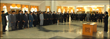 Bupati Kukar saat mengambil sumpah jabatan terhadap 57 pejabat eselon II, III dan IV di lingkungan Pemkab Kukar