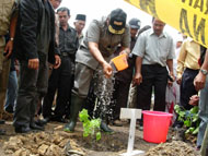Prof. Syaukani HR saat menanam perdana tanaman jarak di desa Marga sari Keca. Loa kulu