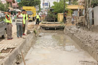 Parit di Jalan Cut Nyak Dhien menjadi tempat pembuangan material sisa semen oleh pihak PT CAS yang mengerjakan pembangunan gedung Dinkes Kukar