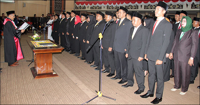 Ketua PN Tenggarong Didit Pambudi Widodo SH MH mengambil sumpah janji terhadap 45 Anggota DPRD Kukar periode 2019-2024 di Tenggarong, Rabu (14/08) siang