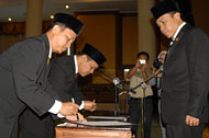 Sutopo Gasip dan Abdul Rahman menandatangani berita acara pengambilan sumpah mereka sebagai PAW Anggota DPRD Kukar