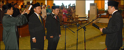 Ketua DPRD Kukar Salehudin saat mengambil sumpah jabatan Sutopo Gasip dan Abdul Rahman sebagai PAW Anggota DPRD Kukar Sisa Waktu 2009-2014