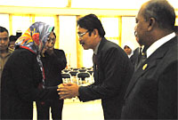 Bupati Rita Widyasari memberikan ucapan selamat kepada Ince Raden sebagai Ketua DRD Kukar 2012-2017