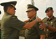 Danrem 091/ASN Kol Inf Musa Bangun memasang tanda pangkat di pundak Dandim 0906/TGR Letkol Inf Joseph Robert Giri