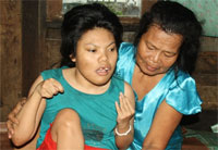 Beginilah kondisi Nurul yang mengalami gangguan saraf ditemani ibunya Masnah