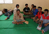 Para buruh terlantar asal Jawa Timur saat ditampung di panti sosial Dinsos Kukar