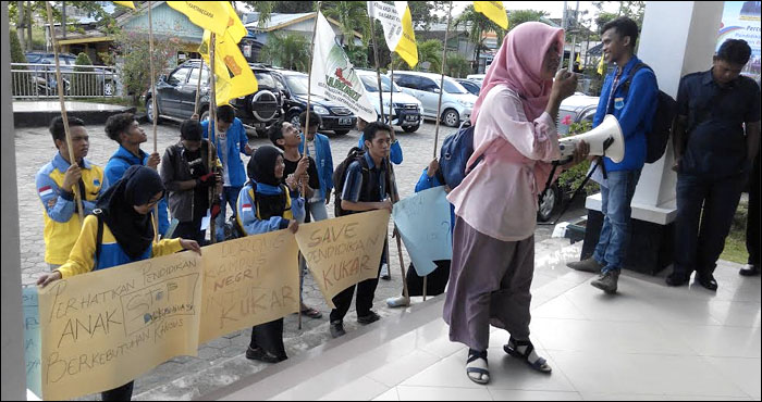 Sejumlah kader PMII dan KAMMI Kukar saat menggelar aksi damai dalam rangka peringatan Hari Pendidikan Nasional di kantor Dinas Pendidikan Kukar, Tenggarong, Selasa (02/05) pagi