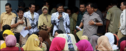 Koordinator KPM, Jaka Rahayu (tengah), saat memimpin para guru dalam aksi damai di Dinas Pendidikan Kukar, Selasa (11/05) kemarin