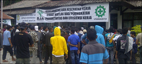 Ratusan pekerja PT SKL, Desa Sabintulung, Muara Kaman, mendatangi kantor Disnakertrans Kukar di Tenggarong untuk mengadukan nasib mereka