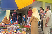 Pasar Mangkurawang disambangi tim Satgas Pangan Polres dan Disperidag Kukar untuk memantau harga kebutuhan pokok