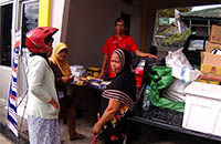 Warga menyerbu pasar murah yang digelar di halaman kantor Disperindag Kukar