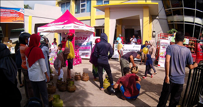Warga mengantri penjualan tabung gas LPG 3 kg pada kegiatan pasar murah Disperindag Kukar, Minggu (23/12) pagi
